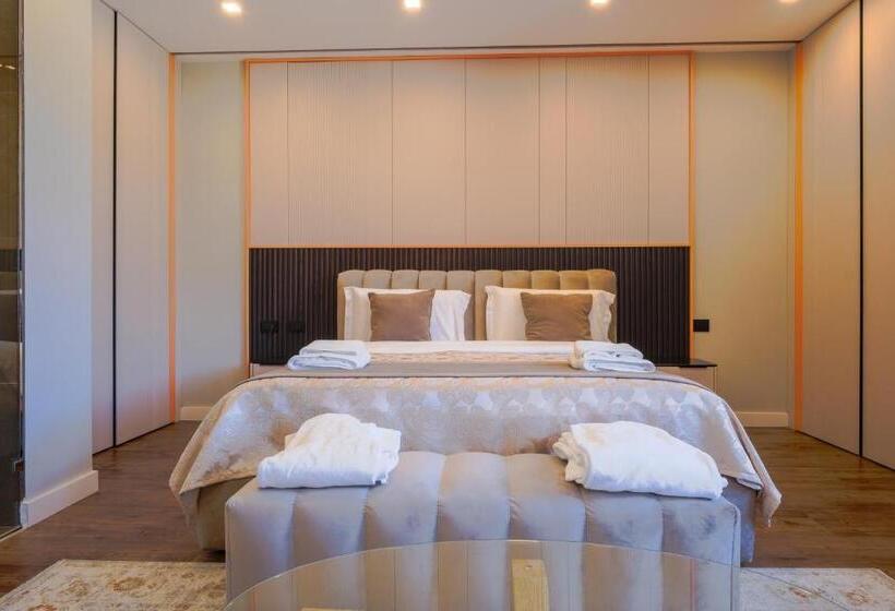 小型套房带阳台, Royal East Resort