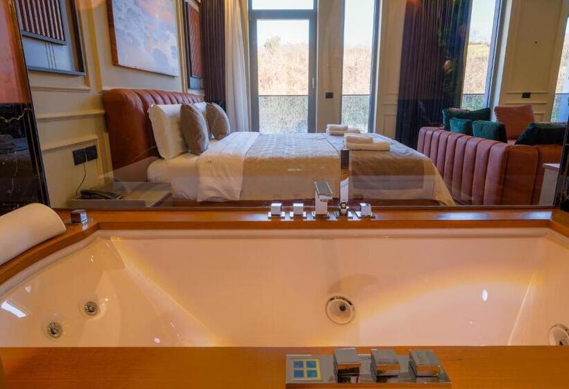 자쿠지 스위트, Royal East Resort