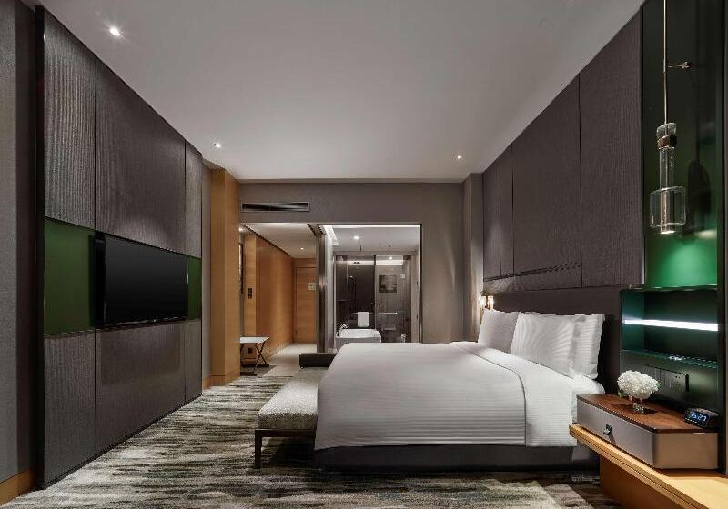 Номер Deluxe, Hilton Shanghai Hongqiao