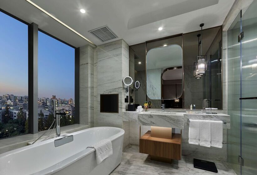 Номер Executive, Hilton Shanghai Hongqiao