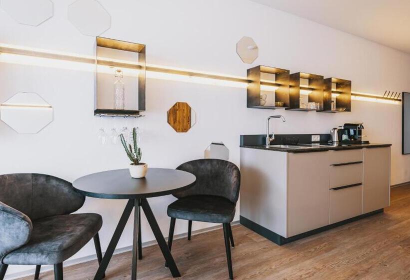 Номер Deluxe, Nikolaus By Avenida Panoramic Wellness Suites