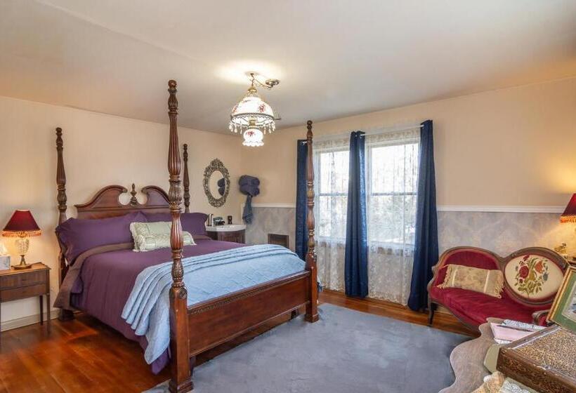 Номер Deluxe, Historical John Rast House Circa 1875