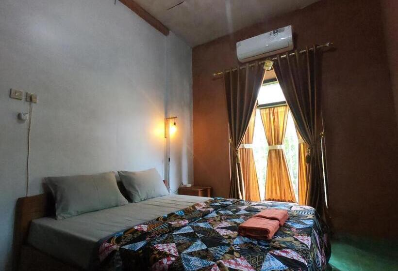اتاق استاندارد با سرویس بهداشتی مشترک, Owl Hostel Karimunjawa