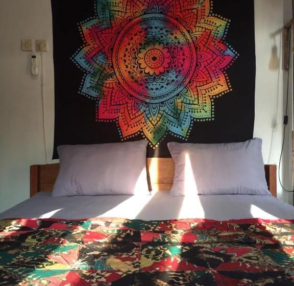 اتاق استاندارد با سرویس بهداشتی مشترک, Owl Hostel Karimunjawa