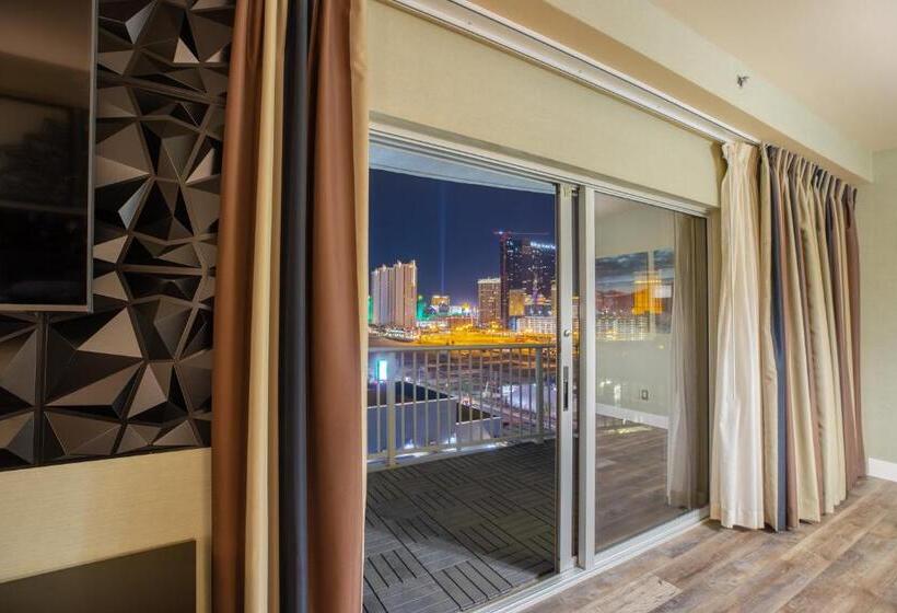مجموعه ویستا شهر, 2100 Sqft Penthouse Suite W/ Strip Views! Pool Gym