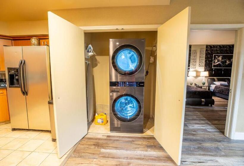 1 Bedroom Penthouse Apartment, 2100 Sqft Penthouse Suite W/ Strip Views! Pool Gym
