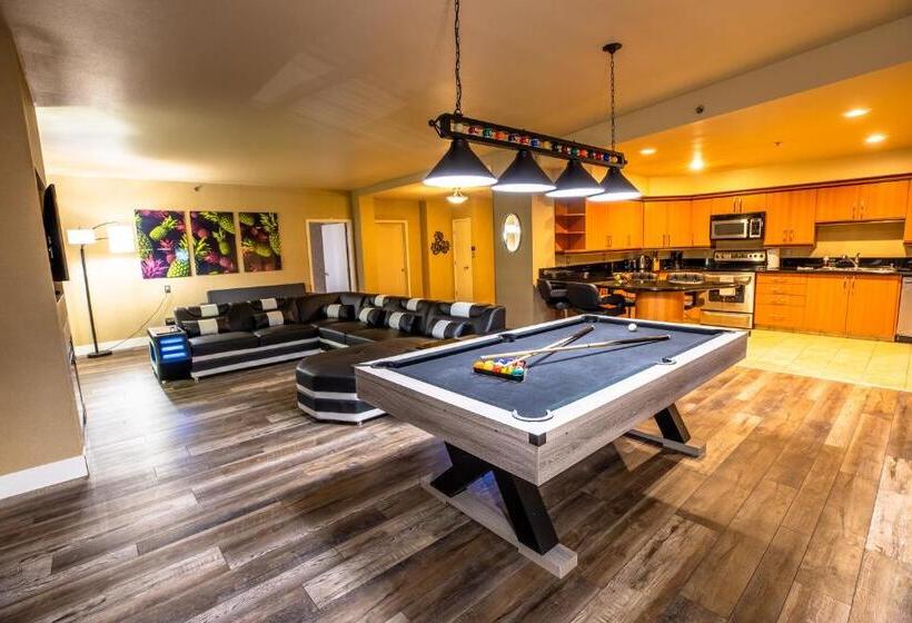 1 Bedroom Penthouse Apartment, 2100 Sqft Penthouse Suite W/ Strip Views! Pool Gym