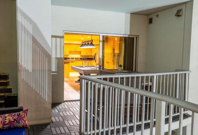 مجموعه ویستا شهر, 2100 Sqft Penthouse Suite W/ Strip Views! Pool Gym
