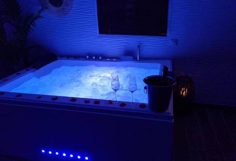 Номер Стандарт, L évasion Romantique Suite De Charme Avec Spa Privé à 20min De Paris Et Au Calme En Lisière De La Fo