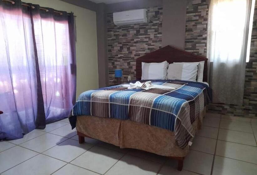 Habitación Estándar, La Delphina Bed And Breakfast Bar And Grill