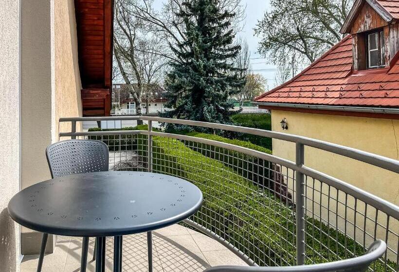 Трехместный Номер Стандарт с Балконом, Villa 21 Boutique Rooms