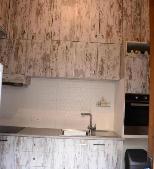 Номер Deluxe, Lazaros Stonehouse