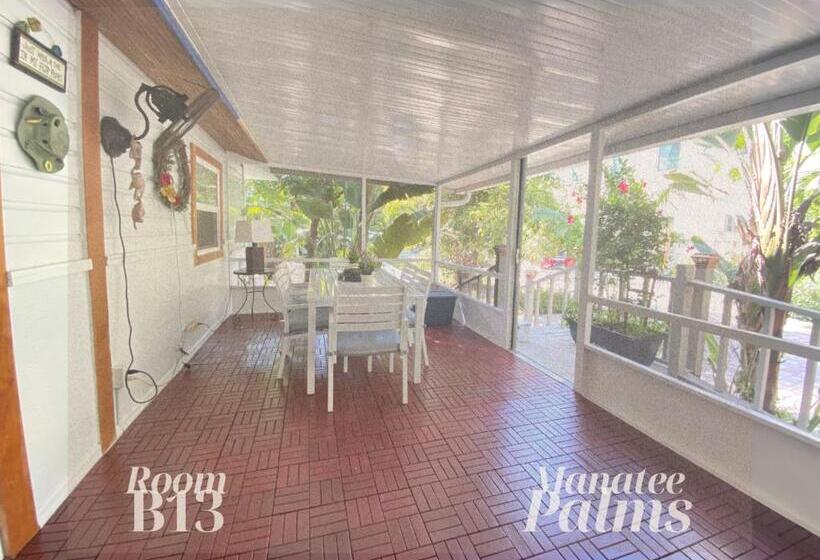 דירת חדר, Manatee Palms