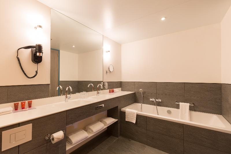 Executive Room King Size Bed, Leonardo Hotel Amsterdam Rembrandtpark