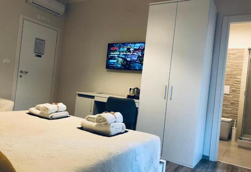 Трехместный Номер Стандарт с Балконом, Home52