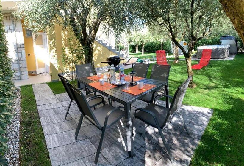 דירת חדר בקומת קרקע, Villa Lori Apartments Garden And Beach