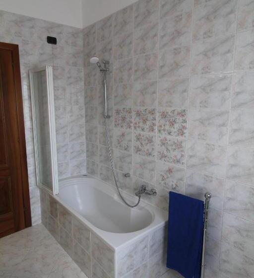 דירת חדר עם טרסה, Villa Lori Apartments Garden And Beach