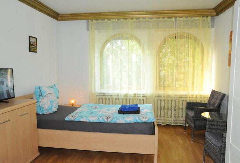 带共用浴室的标准房间, Zur Herzklinik
