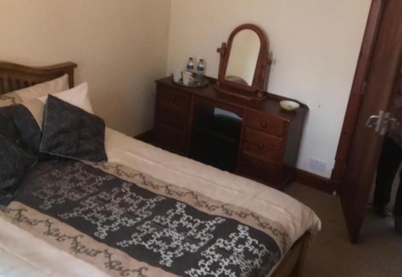 Номер Economy, Prime Location Rooms In High Street