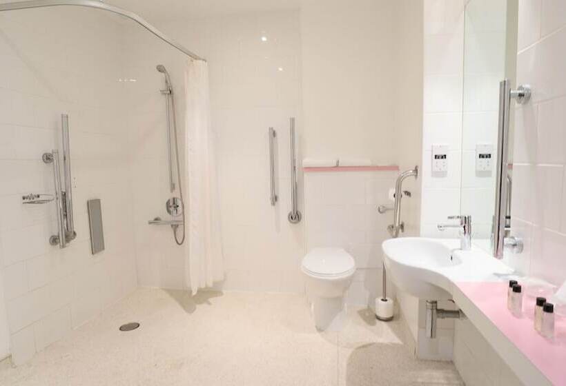 Номер Стандарт Трехместный, Citrus Hotel Cheltenham By Compass Hospitality