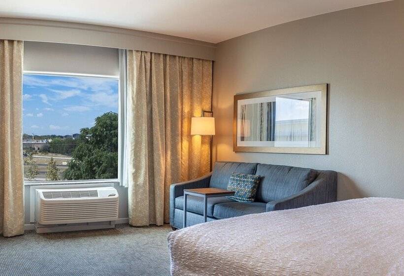 스탠다드 스튜디오 킹침대, Hampton Inn & Suites Boerne