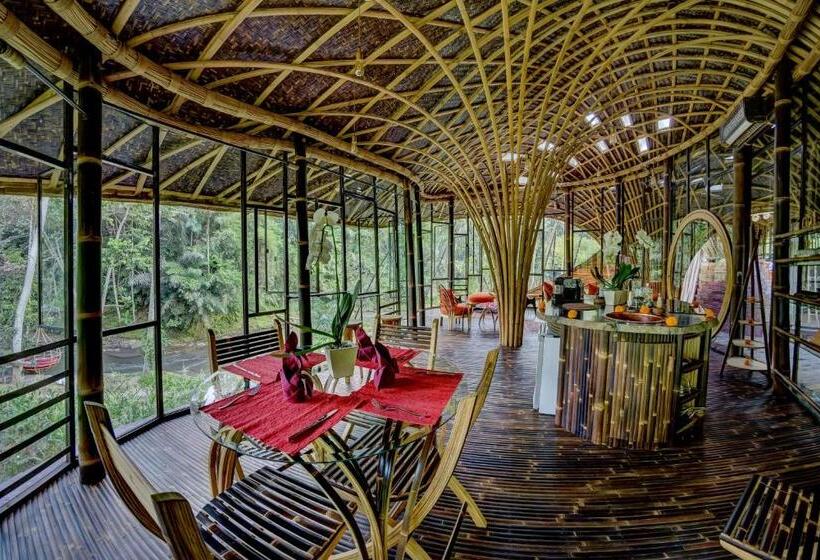 침실 2개 주택, Bambu Indah