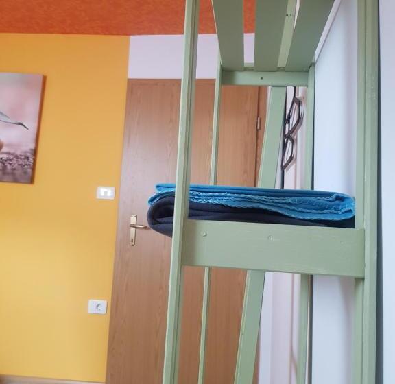 اتاق اکونومی, Thirsty River Rooms