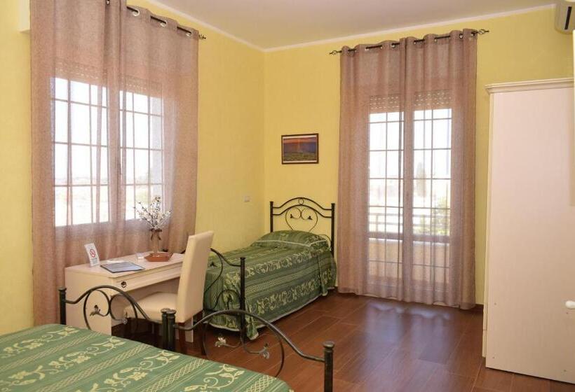 Трехместный Номер Стандарт с Балконом, B&b Vico Napoli Salento