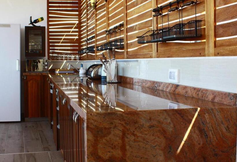 اتاق لوکس با چشم‌انداز دریا, Bella Vista Sun Club