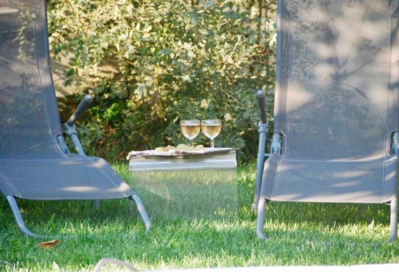 Студио Стандарт Вид на Сад, Les Volets Bleus Provence