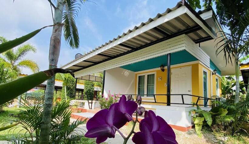 اتاق استاندارد با چشم‌انداز باغ, Panutsaya Homestay
