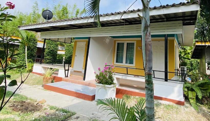 اتاق استاندارد با چشم‌انداز باغ, Panutsaya Homestay
