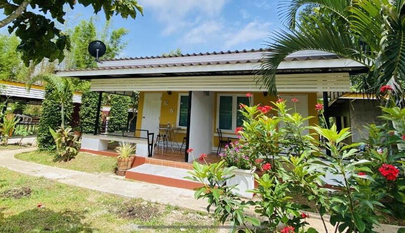 Номер Стандарт Вид на Сад, Panutsaya Homestay