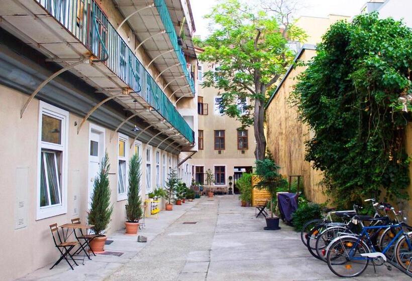 스탠다드 스튜디오, Metro Apartments Vienna