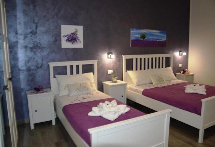 اتاق استاندارد سه تخته با چشم‌انداز باغ, B&b Aurora