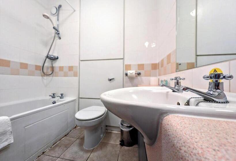 Семейный Номер, Hitchin Priory