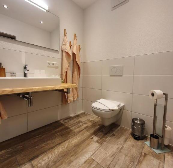 발코니가 있는 4인용 스탠다드 룸, Gasthaus Zum Hirschen
