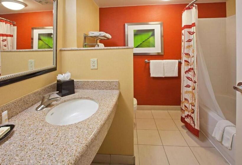 سوئیت با تخت بزرگ, Courtyard Louisville Northeast