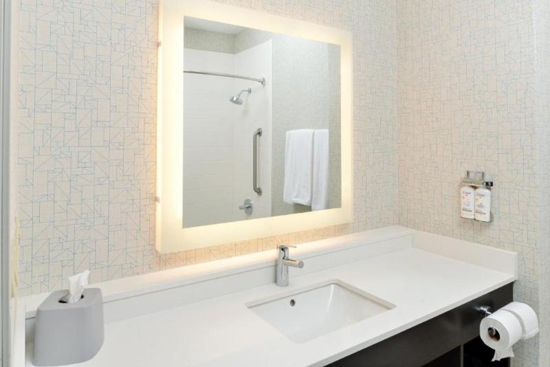 带大床的标准间, Holiday Inn Express Hotel & Suites Carthage, An Ihg