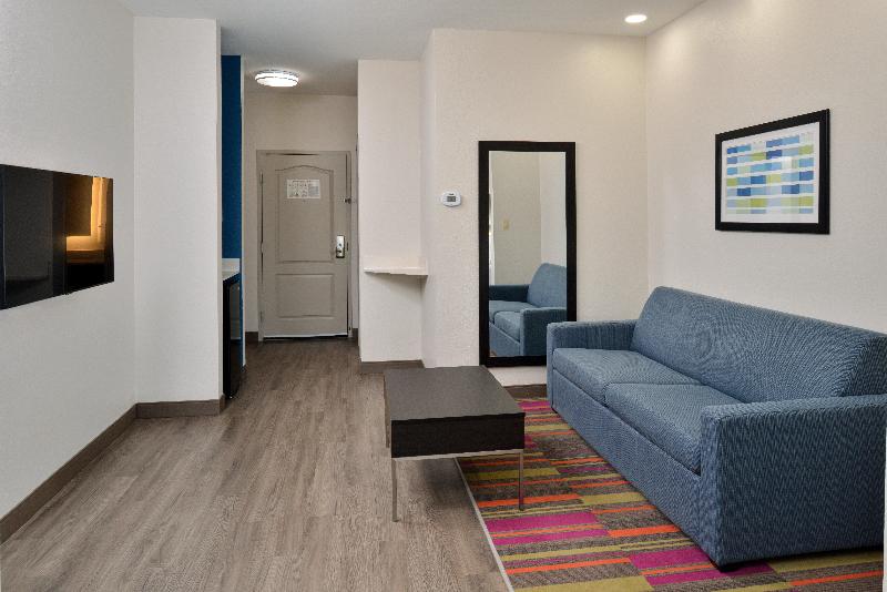 带大床的套房, Holiday Inn Express Hotel & Suites Carthage, An Ihg