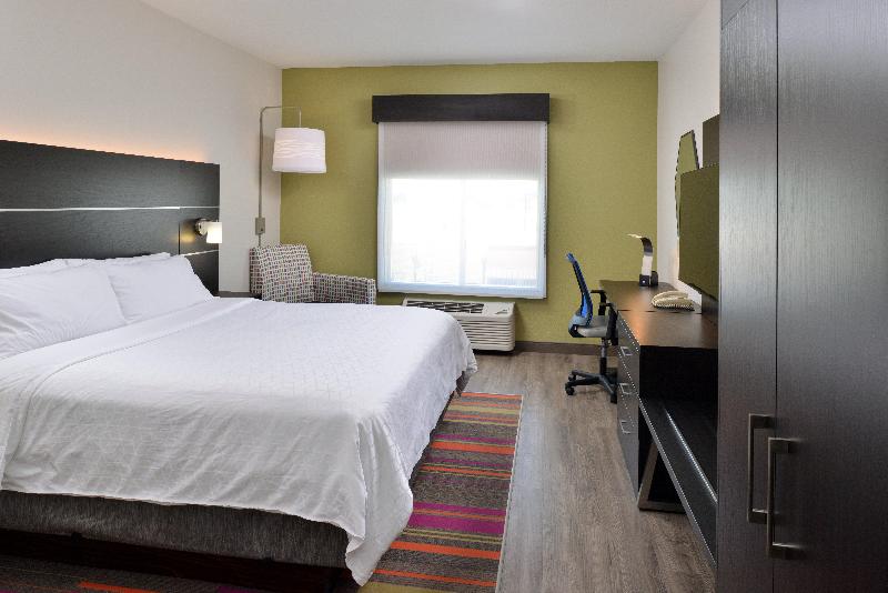 带大床的套房, Holiday Inn Express Hotel & Suites Carthage, An Ihg
