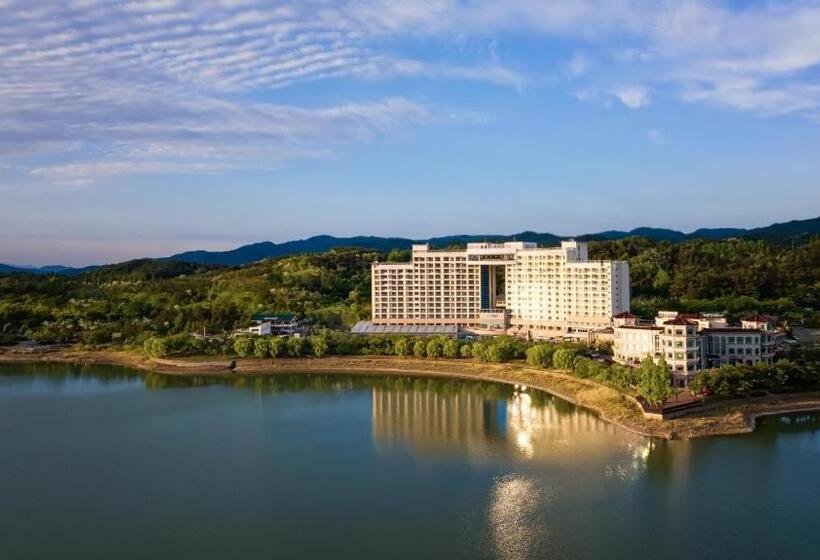 Suite with lake view, Sono Calm Gyeongju