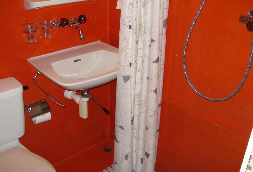Четырехместный Номер Стандарт, Adrenalin Backpackers Hostel