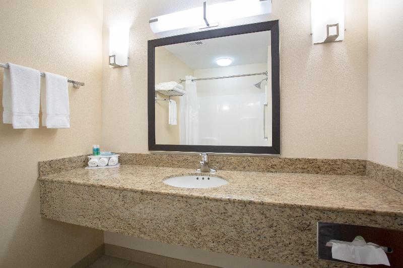 스위트, Holiday Inn Express Hotel & Suites Concordia Us 81, An Ihg