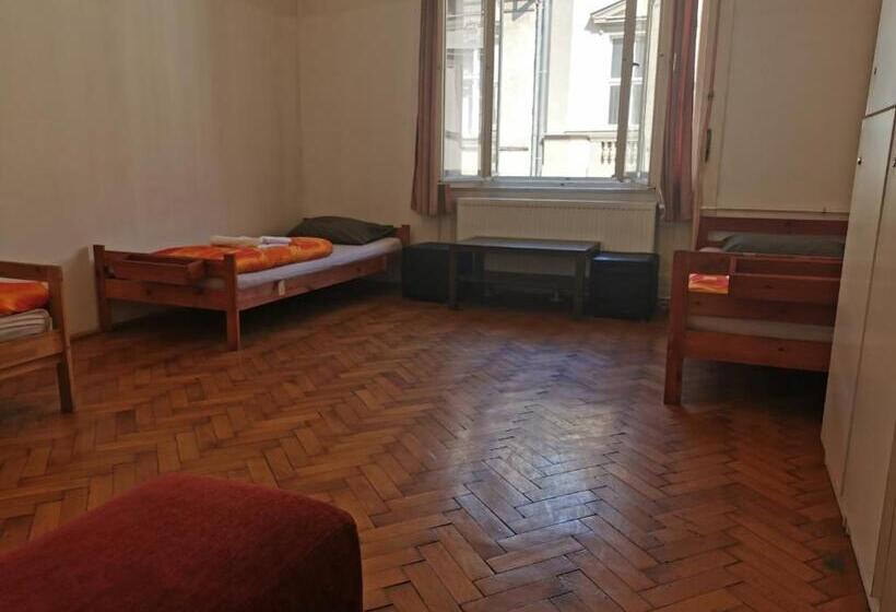 标准三人间共用浴室, Boomerang Hostel