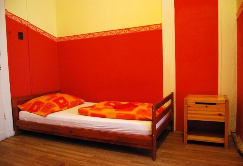 标准三人间共用浴室, Boomerang Hostel