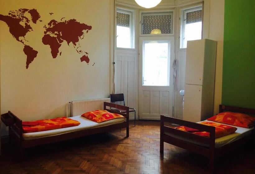 标准四人间共用浴室, Boomerang Hostel