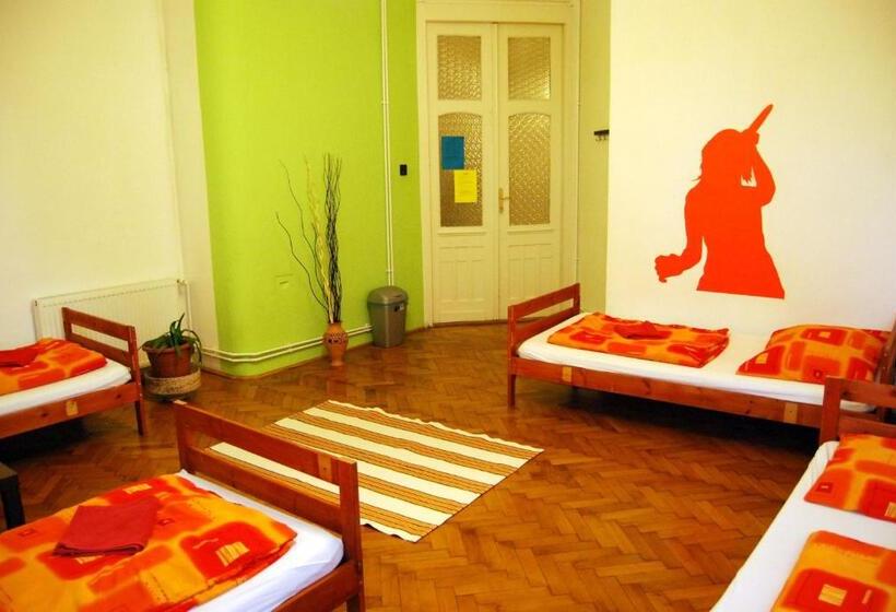 标准四人间共用浴室, Boomerang Hostel