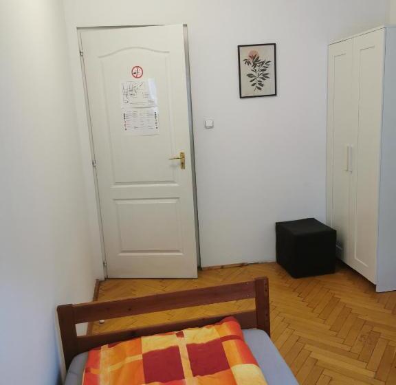 标准单人间, Boomerang Hostel