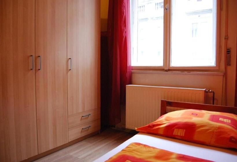 标准单人间, Boomerang Hostel
